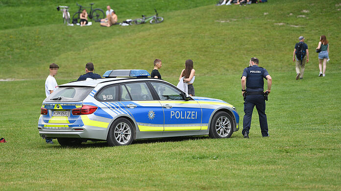 Immer wieder muss die Münchner Polizei in den Englischen Garten ausrücken. (Archivbild)