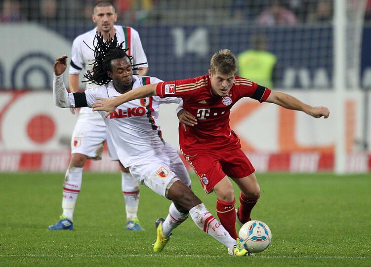 TONI KROOS - NOTE 4:
Der Flachpasskönig hat durch Schweinsteigers Absenz mehr Verantwortung im Mittelfeld. Könnte die Bälle wohl auch mit verbundenen Augen verteilen. Zeigte sein Talent zu wenig.