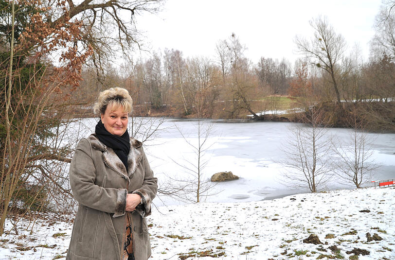 Die AZ-Bürgerreporterin Monika Waibl vor dem Langwieder See.