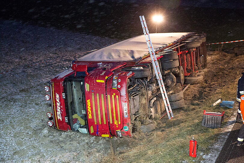Ein mit Schnittholz beladener Lkw aus Slowenien ist am Montagabend gegen 18.30 Uhr von der Fahrbahn abgekommen und in ein Feld gekippt. Der Fahrer wurde leicht verletzt. Die Bilder