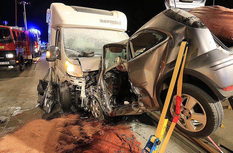 An einer Baustelle auf der A7 gerät ein Wohnmobil in den Gegenverkehr und kollidiert mit einem Opel. Der 21-jährige Fahrer des Kleinwagens ist sofort tot. Die Bilder des schrecklichen Unfalls.