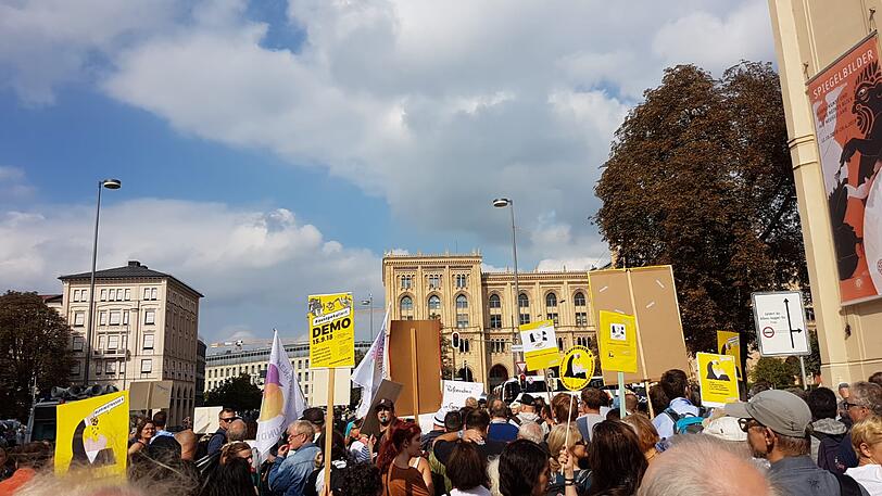 Motto: ausspekuliert! Am Samstag kamen um die 10.000 Menschen zur großen Demo gegen Spekulanten, Mietwahnsinn und für mehr Mieterschutz nach München.