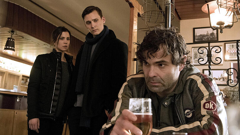 Die Kommissare Nora Dalay (Aylin Tezel) und Jan Pawlak (Rick Okon, M) mit dem ehemaligen Bergmann Stefan Kropp (Andreas Döhler).