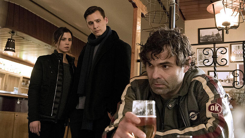 Die Kommissare Nora Dalay (Aylin Tezel) und Jan Pawlak (Rick Okon, M) mit dem ehemaligen Bergmann Stefan Kropp (Andreas Döhler). Die Kommissare Nora Dalay (Aylin Tezel) und Jan Pawlak (Rick Okon, M) mit dem ehemaligen Bergmann Stefan Kropp (Andreas Döhler).