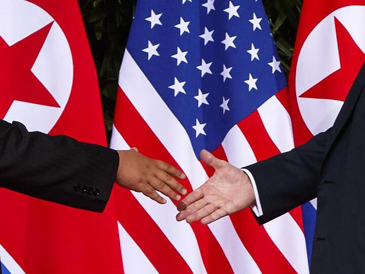 Handshake: US-Präsident Donald Trump (r.) und der nordkoreanische Machthaber Kim Jong Un bei ihrem Treffen in Singapur im Februar diesen Jahres.