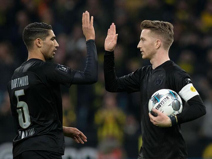 Mit Spielfreude zum höchsten Saisonsieg: Dortmunds Marco Reus (l) klatscht mit Achraf Hakimi nach einem Treffer ab.