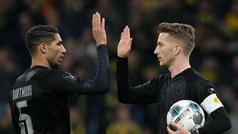 Mit Spielfreude zum höchsten Saisonsieg: Dortmunds Marco Reus (l) klatscht mit Achraf Hakimi nach einem Treffer ab.