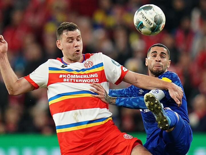 Schalkes Omar Mascarell (r) und der Mainzer Adam Szalai kämpfen um den Ball.