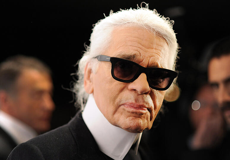 Der verstorbene deutsche Modezar Karl Lagerfeld bei der Eröffnung der Ausstellung "The Little Black Jacket" in Berlin. (Archivbild)