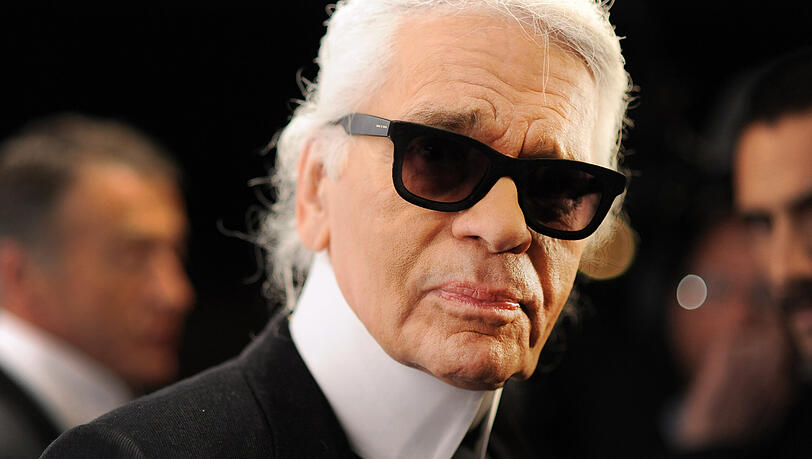 Der verstorbene deutsche Modezar Karl Lagerfeld bei der Eröffnung der Ausstellung "The Little Black Jacket" in Berlin. (Archivbild) Der verstorbene deutsche Modezar Karl Lagerfeld bei der Eröffnung der Ausstellung "The Little Black Jacket" in Berlin. (Archivbild)