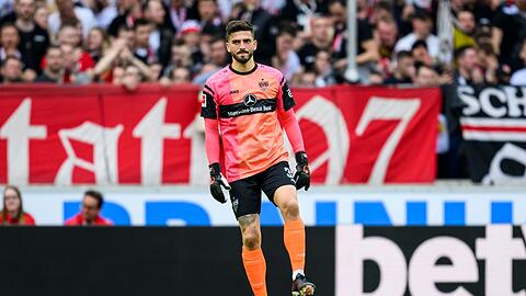 Stuttgarts Torwart Fabian Bredlow kommt gegen Bochum zum Einsatz.