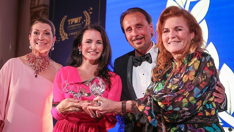 "Sex and the City"-Star Kristin Davis (li.) und Sarah Ferguson posieren mit dem "Perfect World Foundation Award"