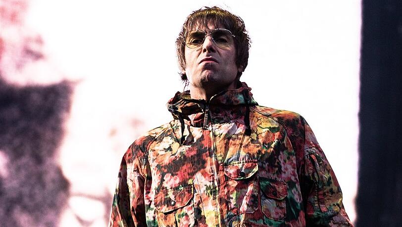 Liam Gallagher, hier während eines Solo-Auftritts im Jahr 2002 auf der Bühne, geht mit Bruder Noel wieder auf Welttournee.