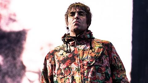 Liam Gallagher, hier während eines Solo-Auftritts im Jahr 2002 auf der Bühne, geht mit Bruder Noel wieder auf Welttournee.