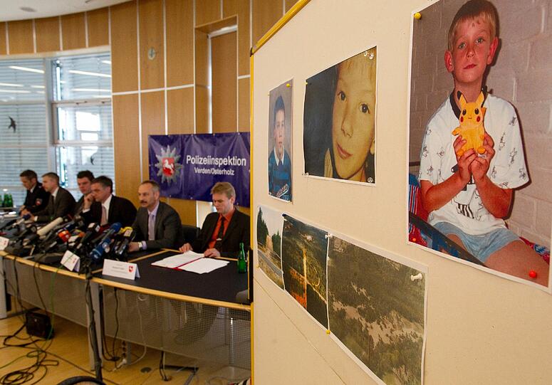 Die Fotos der ermordeten Jungen Stefan J., Dennis R. und Dennis K. sowie deren Fundorte am Freitag bei der Pressekonferenz der SOKO Dennis.