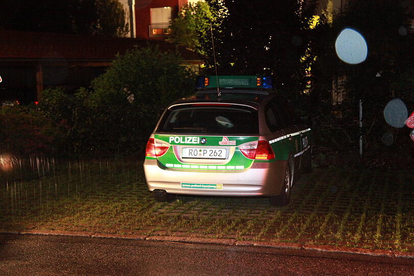 Ein neun Jahre altes Mädchen ist im Landkreis Rosenheim auf ihrem Kinderfahrrad von einem Auto überfahren und tödlich verletzt worden. Das Kind sei am Donnerstagabend in Pfraundorf in einem Wohngebiet eine abschüssige Straße heruntergefahren und von einem einbiegenden Auto frontal erfasst worden, teilte die Polizei in München mit. Es wurde gegen die Motorhaube geschleudert und geriet unter die Räder. Die Bilder vom Unfallort.
