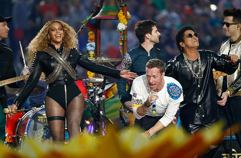 Beyoncé, Chris Martin und Bruno Mars haben in der Halbzeit für mächtig Stimmung gesorgt. Lady Gagas Interpretation der Nationalhymne zauberte Gänsehaut-Feeling ins Levi's Stadium in Santa Clara. Rund zwei Millionen Menschen in Deutschland sahen in der Nacht auf Montag dasd Mega-Event.
