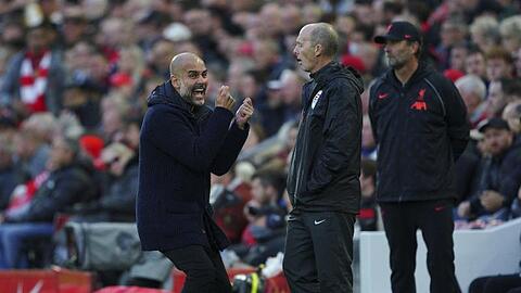 City-Trainer Pep Guardiola (l) war begeistert nach dem 2:2 in Liverpool.