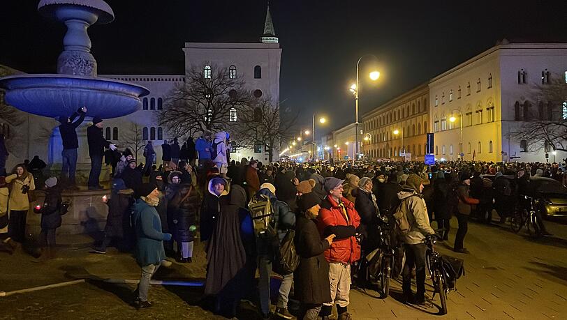 Die komplette Ludwigstraße verstopft: Querdenker, Impfgegner, Corona-Skeptiker und Sympathisanten versammeln sich auch am Mittwoch zu Tausenden in München.