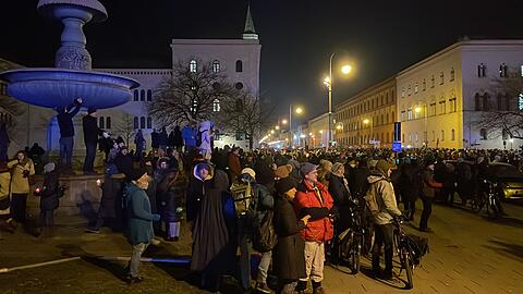 Die komplette Ludwigstraße verstopft: Querdenker, Impfgegner, Corona-Skeptiker und Sympathisanten versammeln sich auch am Mittwoch zu Tausenden in München.