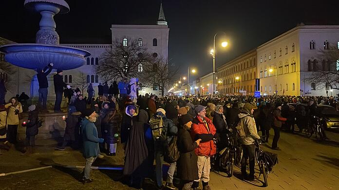 Die komplette Ludwigstraße verstopft: Querdenker, Impfgegner, Corona-Skeptiker und Sympathisanten versammeln sich auch am Mittwoch zu Tausenden in München.