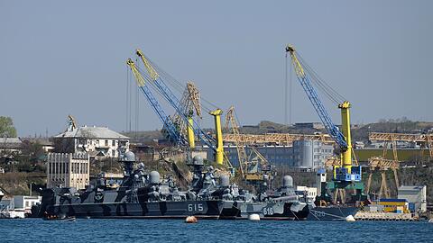 Bei Drohnenangriffen ist Moskau zufolgein Sewastopol ein Kriegsschiff der Schwarzmeerflotte getroffen worden.
