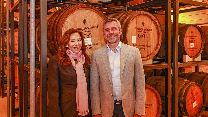 Catherine Demeter und Martin Liebhäuser im Fasslager auf dem Stiftungsgut. Hier ruhen viele feine Brände, Rum und sogar Whisky. Aber der braucht noch zwei Jahre.