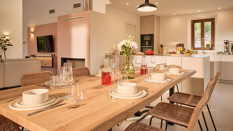 Der Essbereich mit Eiche-Holztisch. Der Essbereich mit Eiche-Holztisch.