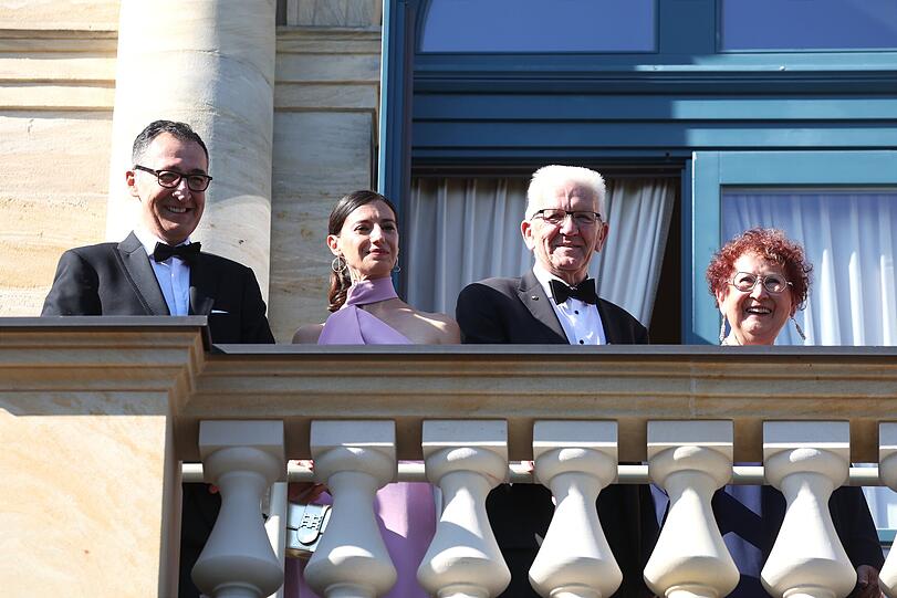 Cem Özdemir (l-r, Bündnis 90/Die Grünen), Ministerpräsident von Baden-Württemberg, seine Frau Flavia Zaka, Winfried Kretschmann (Bündnis 90/Die Grünen), ehemaliger Ministerpräsident von Baden-Württemberg, und dessen Frau Gerlinde Kretschmann. Cem Özdemir (l-r, Bündnis 90/Die Grünen), Ministerpräsident von Baden-Württemberg, seine Frau Flavia Zaka, Winfried Kretschmann (Bündnis 90/Die Grünen), ehemaliger Ministerpräsident von Baden-Württemberg, und dessen Frau Gerlinde Kretschmann.