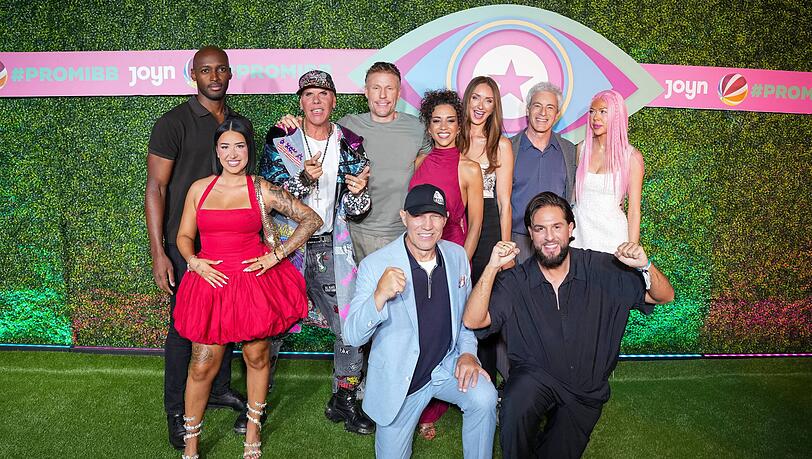 Die Kandidaten von "Promi Big Brother" 2026: Content-Creatorin Nina Bridney (re.) trifft auf große Konkurrenz. Die Kandidaten von "Promi Big Brother" 2026: Content-Creatorin Nina Bridney (re.) trifft auf große Konkurrenz.