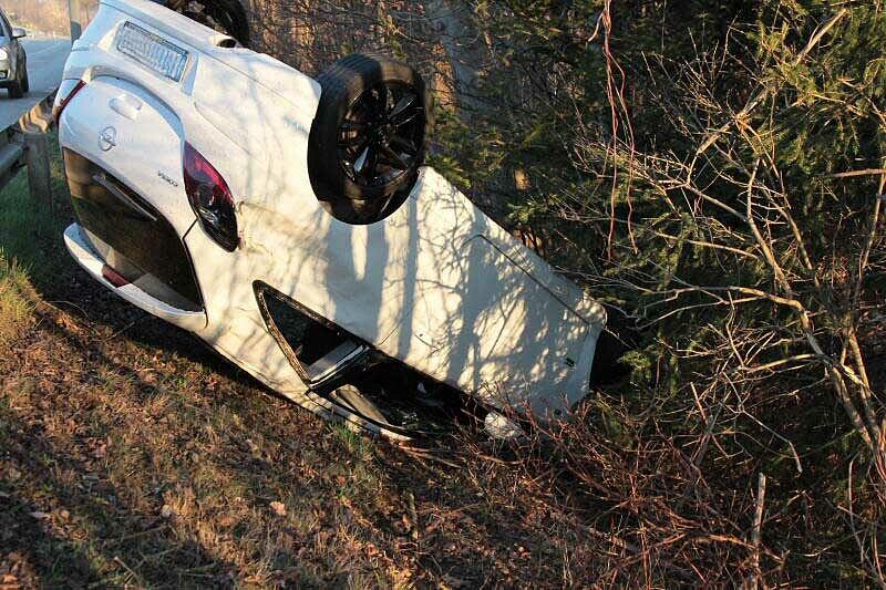 Die Leiptplanke als Sprungschanze: Ein Opel-Fahrer ist bei Aschau am Inn von der B12 abgekommen und mit seinem Wagen auf dem Dach gelandet. Der Fahrer wurde leicht verletzt.
