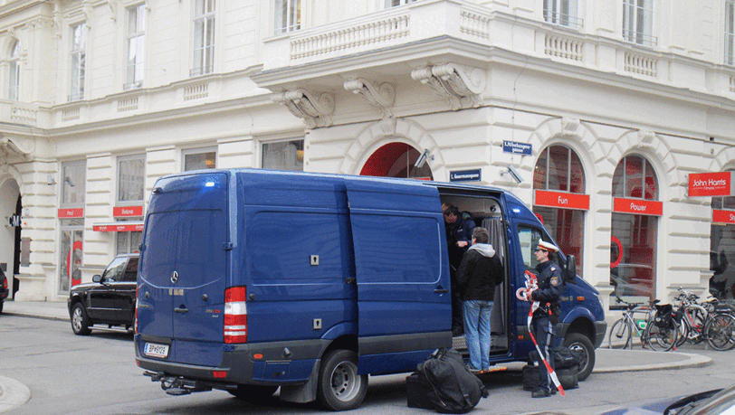 Der Entminungsdienst kümmerte sich um das verdächtige Paket. Der Entminungsdienst kümmerte sich um das verdächtige Paket.