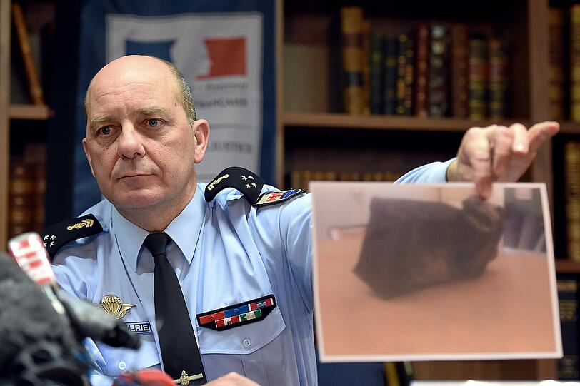 Der französische General David Galtier präsentiert am 2. April Bilder zweiten Blackbox