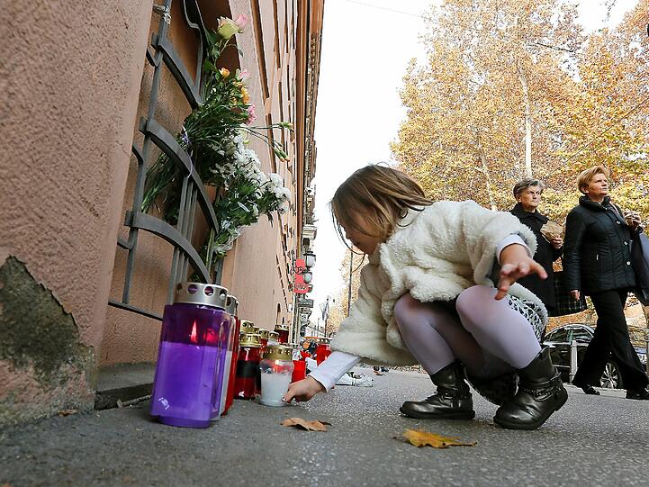 Trauer in und um Paris. Die Bilder nach der Serie von der Terroranschlägen.