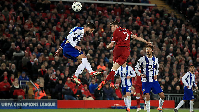 Aus für den FC Porto: James Milner vom FC Liverpool setzt sich im Kopfballduell durch.