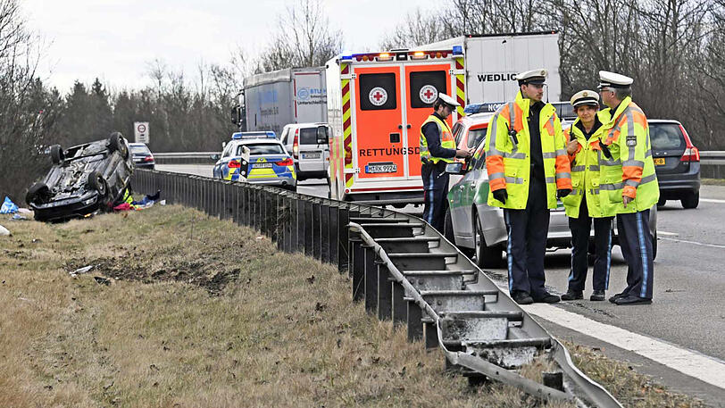 Das Auto hat sich mehrfach überschlagen und landete anschließend auf einer Wiese.