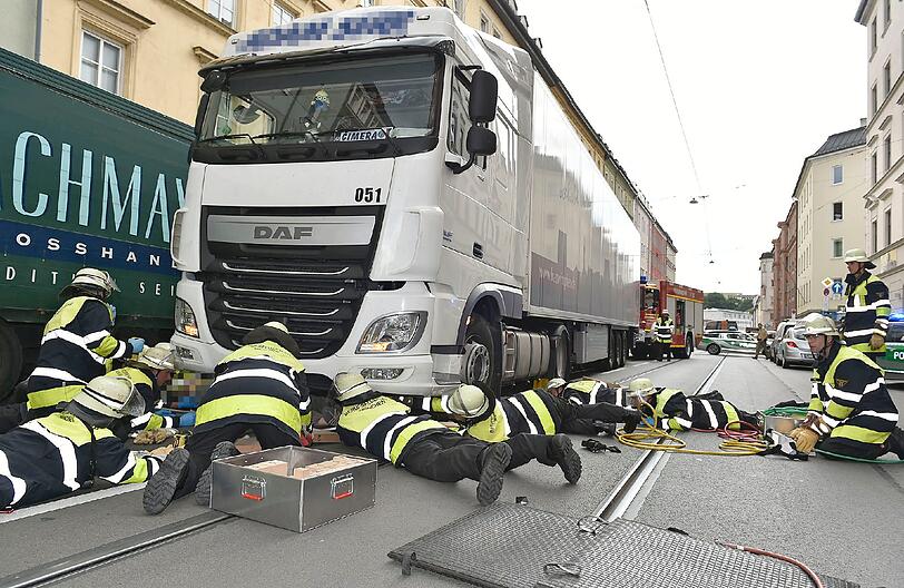 Unfall in der Ohlmüllerstraße: Ein Fußgänger wurde von einem Sattelzug erfasst.