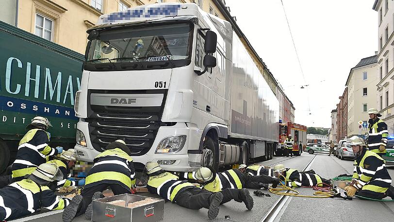 Unfall in der Ohlmüllerstraße: Ein Fußgänger wurde von einem Sattelzug erfasst. Unfall in der Ohlmüllerstraße: Ein Fußgänger wurde von einem Sattelzug erfasst.