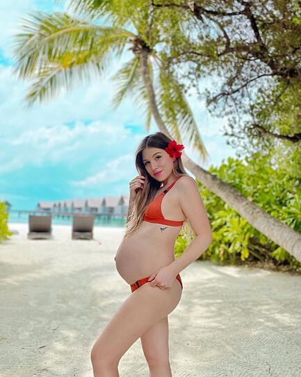 Youtuberin Bibi Claßen präsentiert im Urlaub stolz ihren Babybauch. Tochter Emily kam am 20. März zur Welt.
