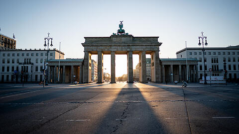Das Brandenburger Tor Ende März &ndash; menschenleer und ohne Verkehr. Um die Ausbreitung des Coronavirus zu verlangsamen, wurde das öffentliche Leben erheblich eingeschränkt.