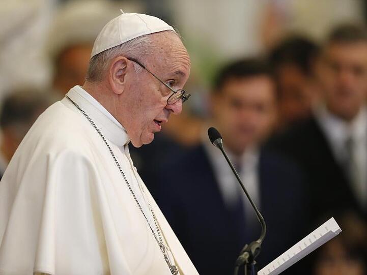 Papst Franziskus hat Dokumente mit Regeln unterzeichnet, die Kinder vor sexuellem Missbrauch schützen sollen.