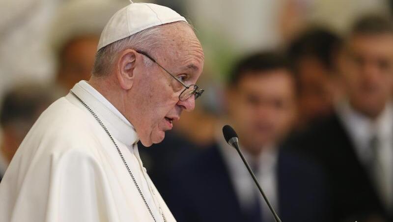 Papst Franziskus hat Dokumente mit Regeln unterzeichnet, die Kinder vor sexuellem Missbrauch schützen sollen. Papst Franziskus hat Dokumente mit Regeln unterzeichnet, die Kinder vor sexuellem Missbrauch schützen sollen.
