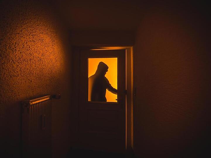 Ein Einbrecher verschafft sich Zutritt zu einer Wohnung.