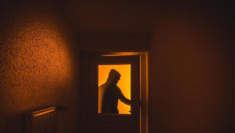 Ein Einbrecher verschafft sich Zutritt zu einer Wohnung. Ein Einbrecher verschafft sich Zutritt zu einer Wohnung.