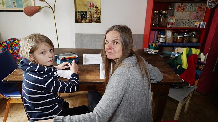 Homeschooling ist für die alleinerziehende Germanistin Anja Voss ein Vollzeitjob. Sohn Emil (9) braucht ganztägige Betreuung.