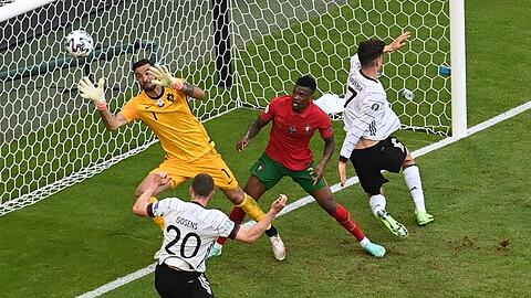 Verdient! Deutschlands Mann des Spiels, Robin Gosens, erzielt das 1:4.