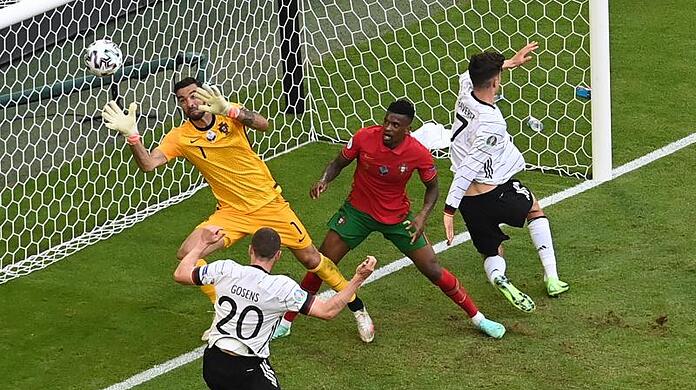 Verdient! Deutschlands Mann des Spiels, Robin Gosens, erzielt das 1:4.