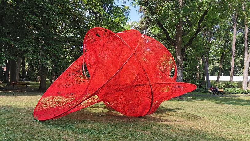 Die Japanerin Chiharu Shiota hat in ihrer Installation "Götterdämmerung" wieder zum roten Faden gegriffen - wie die Nornen. Die Japanerin Chiharu Shiota hat in ihrer Installation "Götterdämmerung" wieder zum roten Faden gegriffen - wie die Nornen.