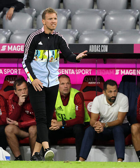 Amin: "Einfach zu bunt und verspielt. Es gibt schönere Trainingsanzüge, am besten einfarbig: rot oder schwarz." Weiter Outfits und die Bewertungen durch den Style-Experten zum Durchklicken.