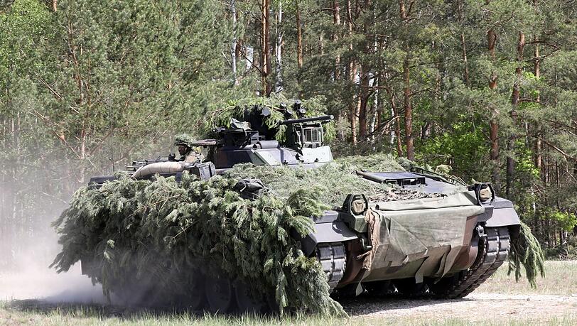 Der Schützenpanzer "Marder" bei einer Übung in Mecklenburg-Vorpommern. Der Schützenpanzer "Marder" bei einer Übung in Mecklenburg-Vorpommern.